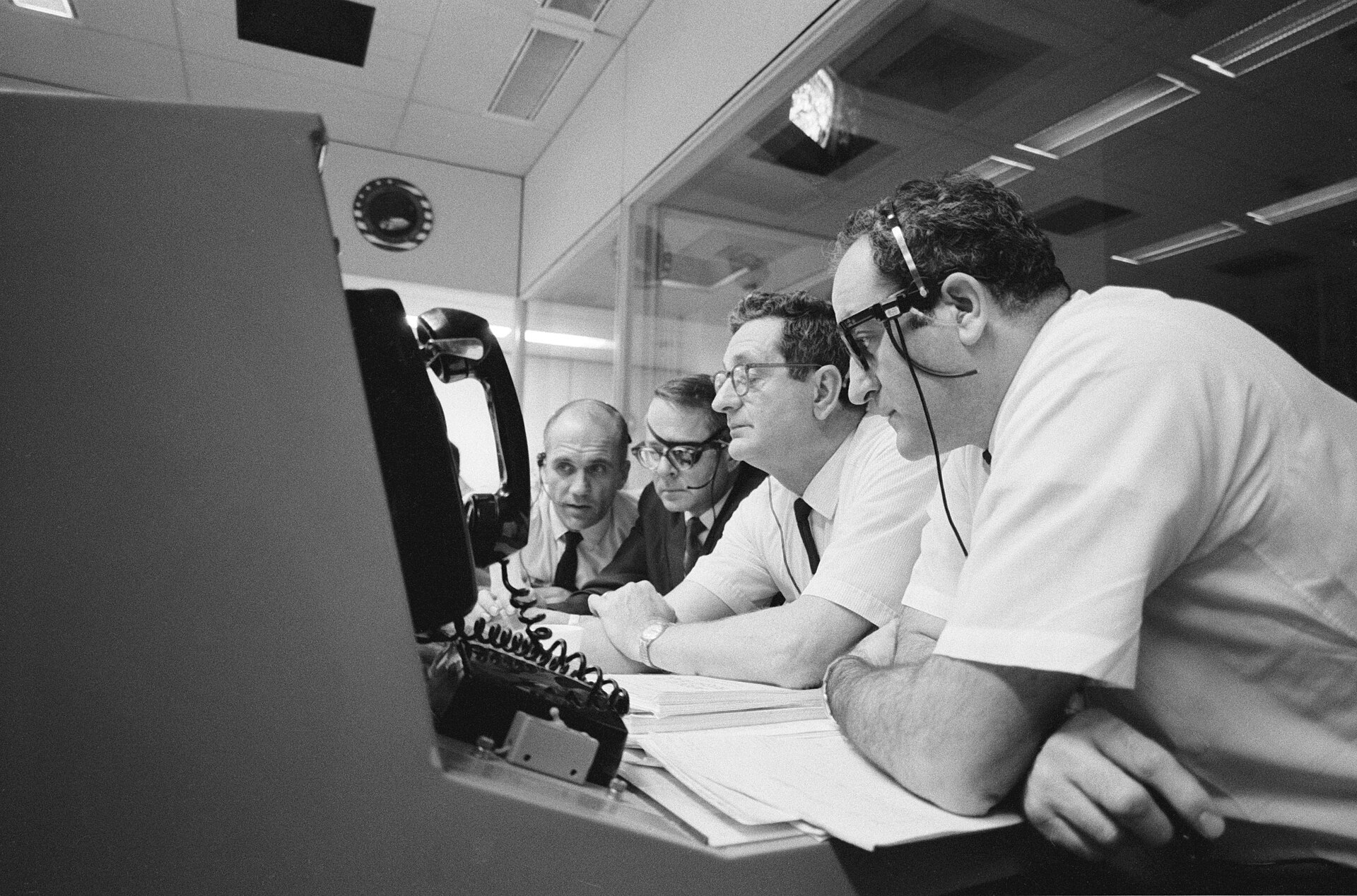 Apollo 13 krizi sırasında görev kontrol konsolunda iletişimi izleyen NASA ekibi, Nisan 1970