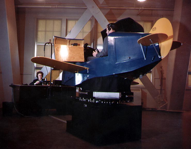 Bir eğitmenin yer istasyonundan yönettiği Link uçuş simülatöründe eğitim alan ABD Deniz Kuvvetleri pilotu, 1945